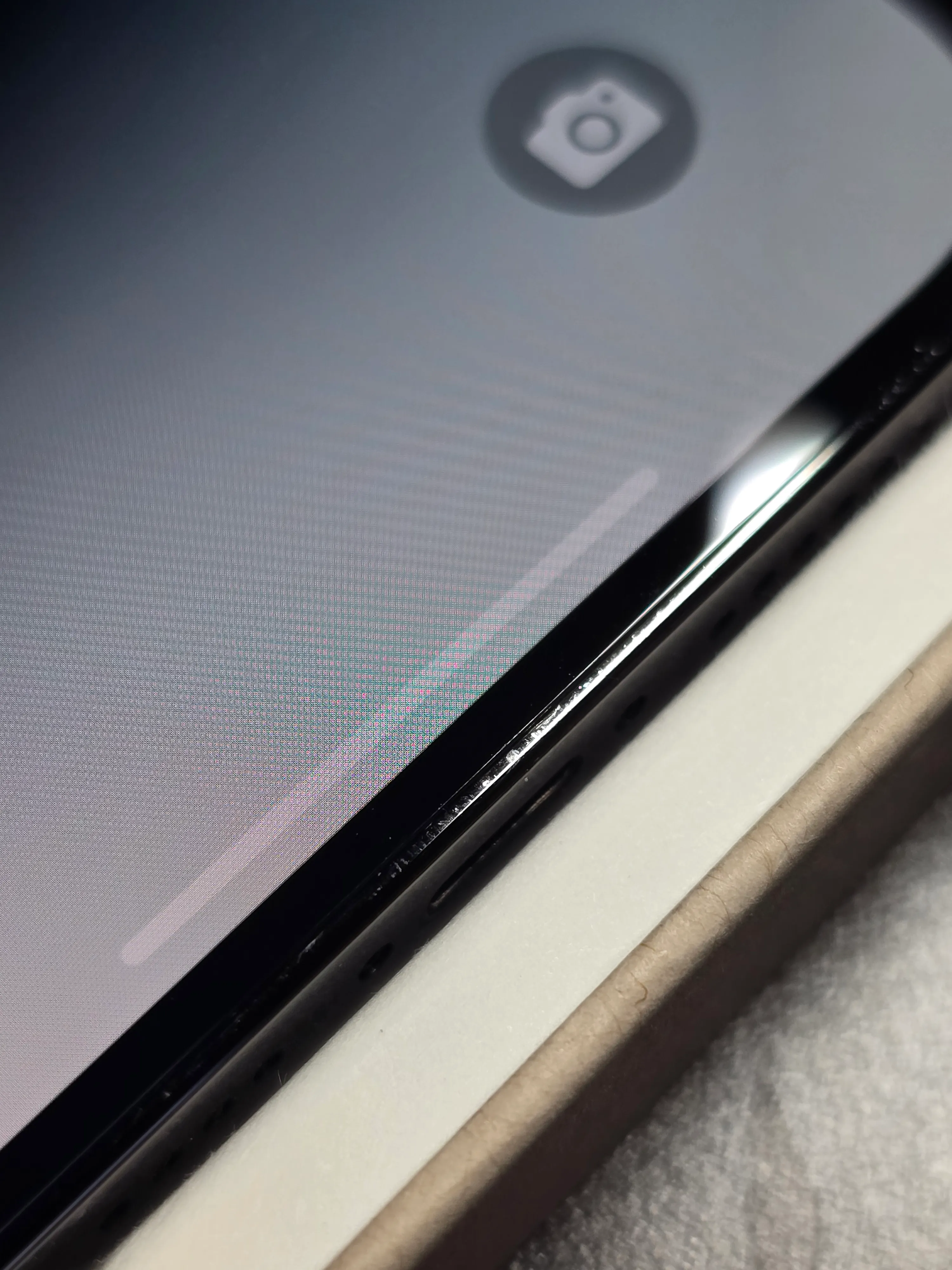 아이폰 화면 밑 부분에 난 긁힌 자국들